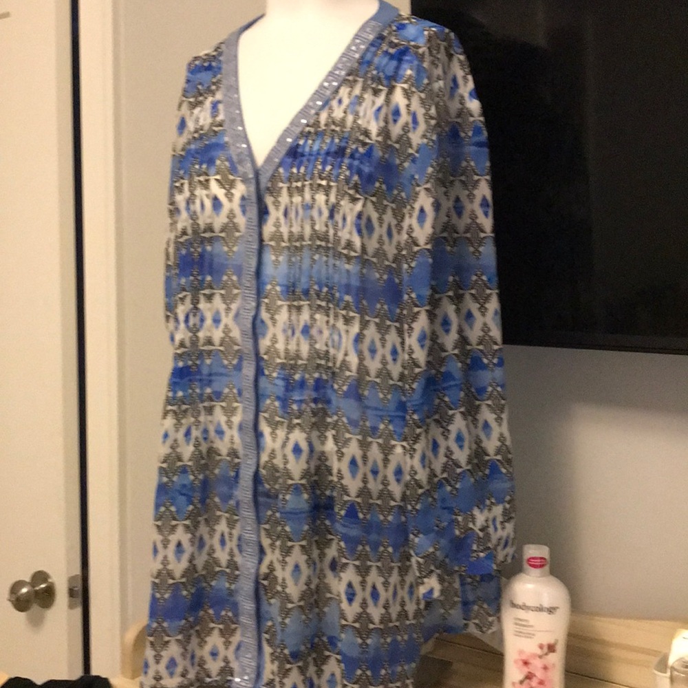 Beautiful 💯 % polyester sequence around the neck
